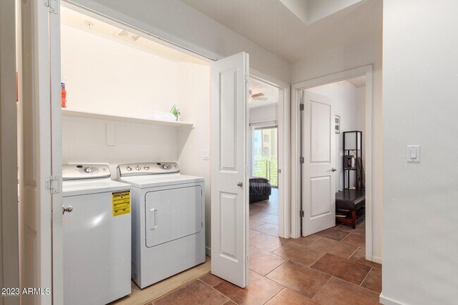 Building Photo - 525 W Lakeside Dr