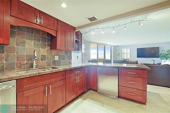 Building Photo - 2800 N Ocean Dr