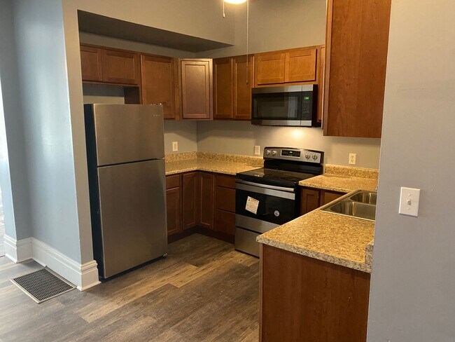 Building Photo - Spacious 4 bedroom 2 bath Townhome Updated...