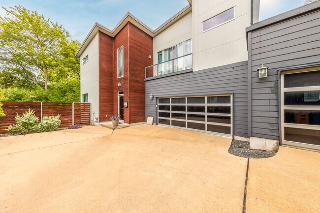 Building Photo - Gorgeous Fully Furnished Home in Brentwood...