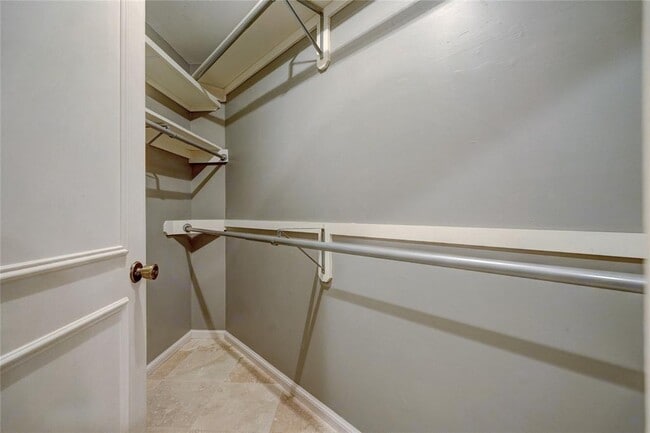 Building Photo - 6325 Glenbrook Ct