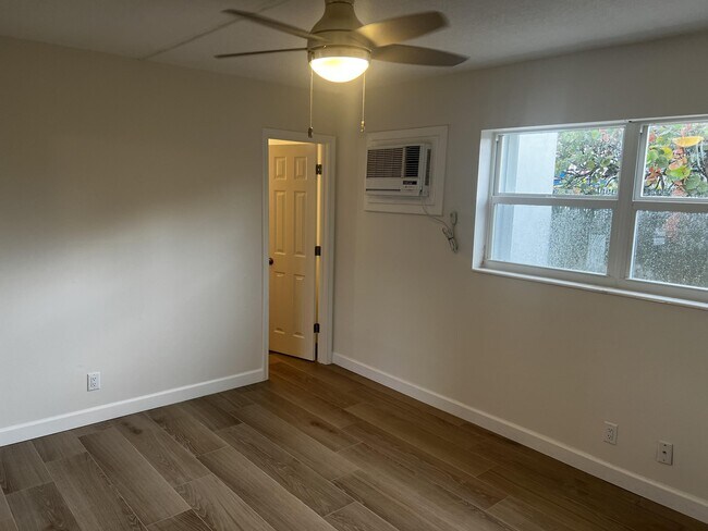 Building Photo - 609 NE 6th Ct