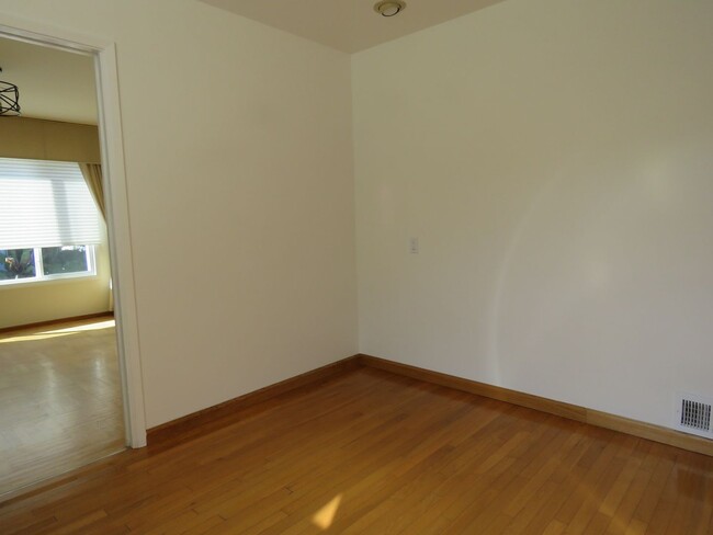 Building Photo - Large 3 Bedroom House in Forest Knolls