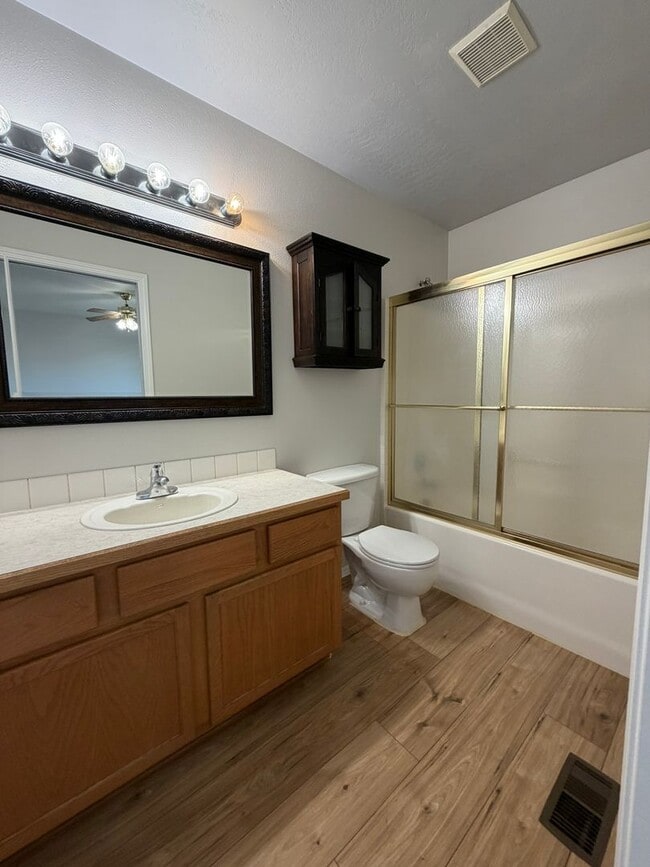 Building Photo - Great 4 bed 2 bath home with RV parking in...