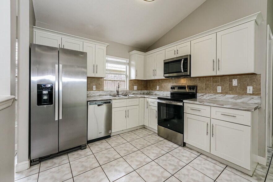 Building Photo - 9599 Lupine Ave