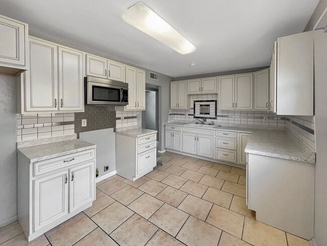 Building Photo - 1517 N Breckon Dr