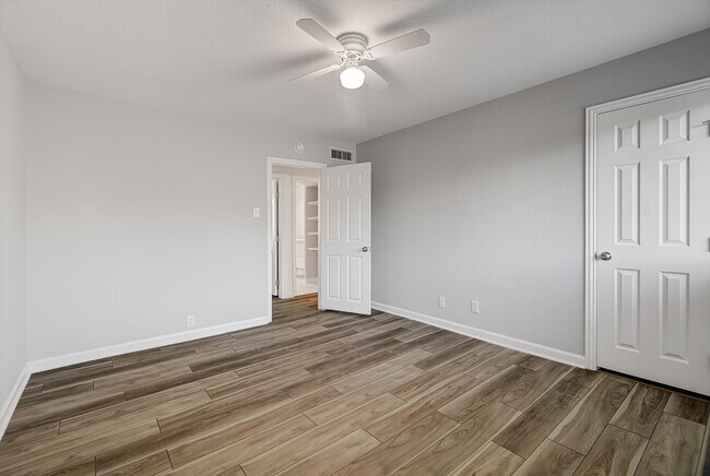 Building Photo - 424 15th St