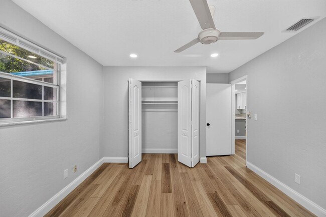 Building Photo - 791 Lindenwood Cir E