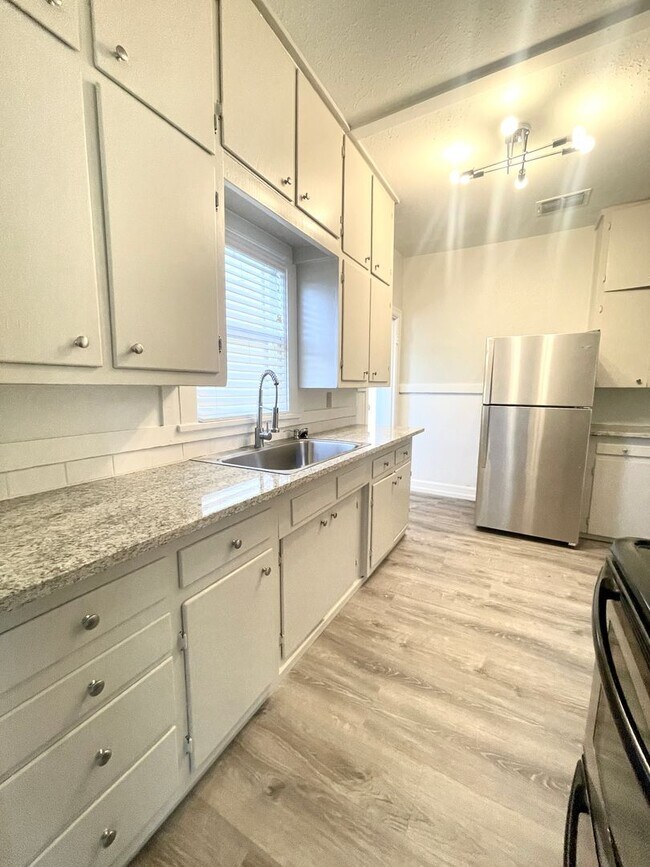 Building Photo - 4 Bedroom Home Near Downtown Stephenville
