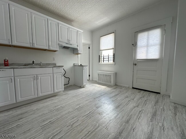 Building Photo - 526 Valley Brook Ave