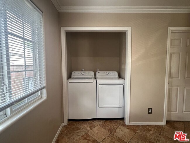 Building Photo - 2317 S Harcourt Ave