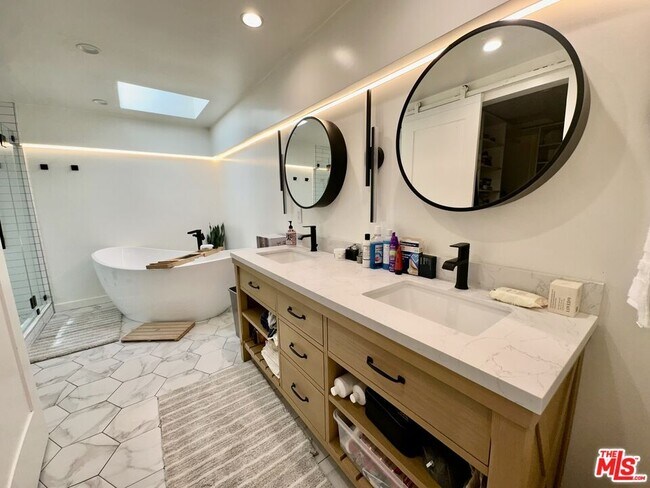 Building Photo - 22428 Victory Blvd