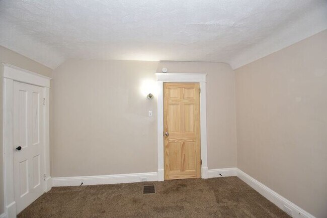 Building Photo - Mishawaka 1/2 story 3 bedroom single-family home with garage