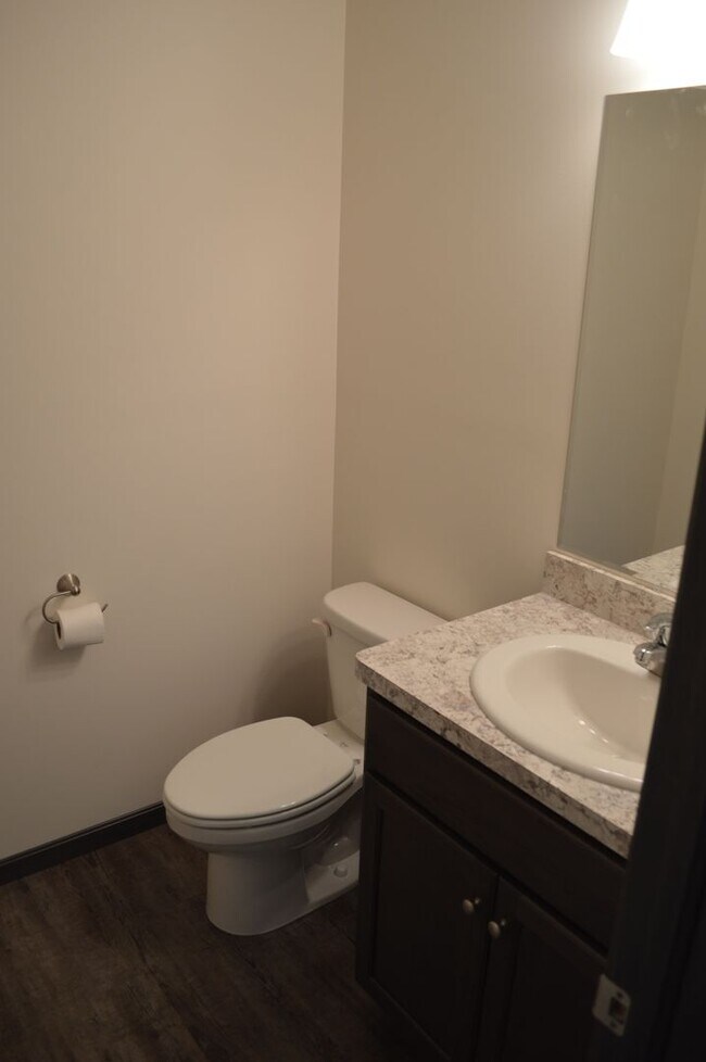 Building Photo - 585 Birch Hill Dr