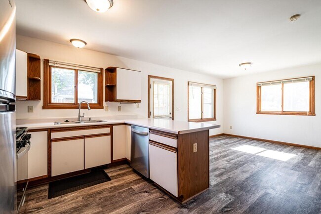 Building Photo - 1502-1504 S 101st St