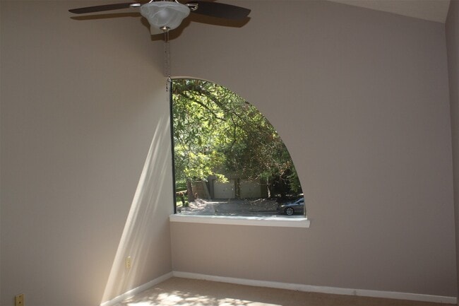 Building Photo - 3126 E Lake Cres Dr