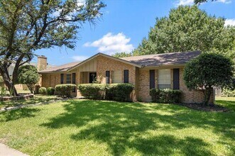 Building Photo - 2413 Village Green Dr