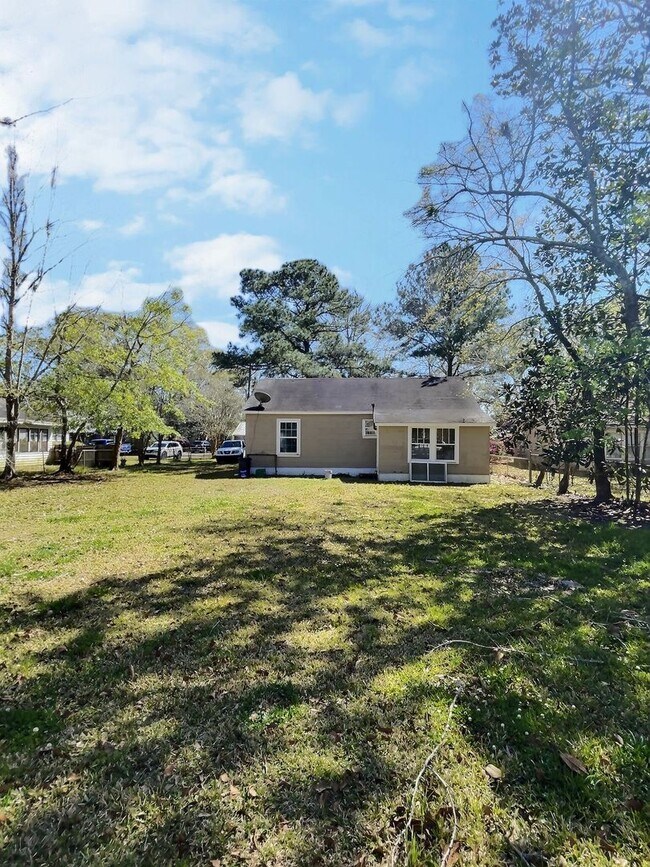Building Photo - Cozy Cottage in Prime Downtown Ocean Springs Location!