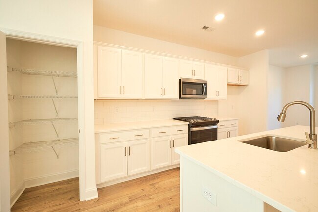 Building Photo - 13868 Randolph Pond Ln