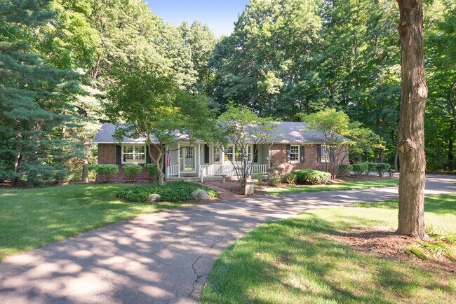 Building Photo - Beautiful 3BD/2.5BA Ranch in Park-like Set...