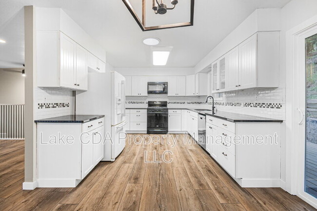 Building Photo - 1525 E Woodland Dr