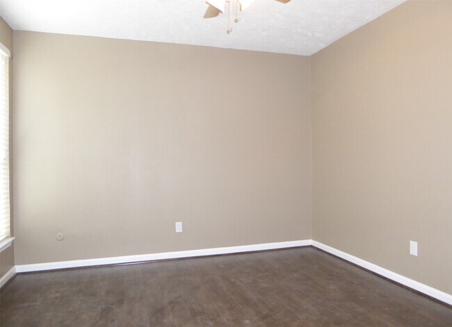 Building Photo - 21311 Park Mt Dr