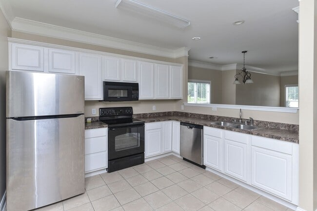 Building Photo - 2 Bedroom, 2.5 Bath in Hampton Forest- Mov...