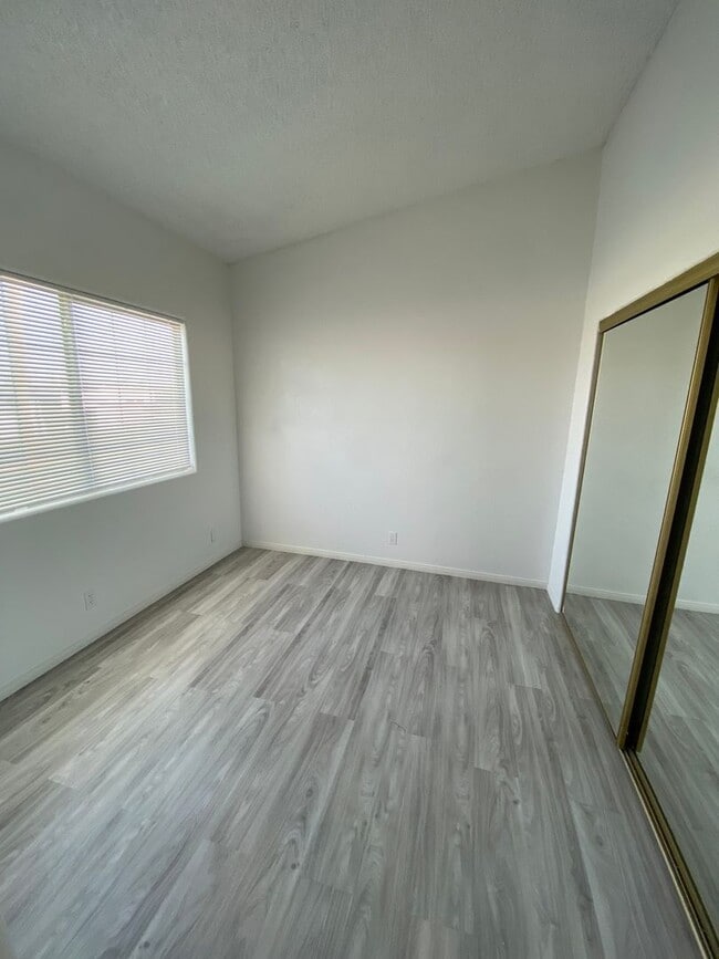 Building Photo - Americana Property Mgmt - Condo 2b - 2b in...