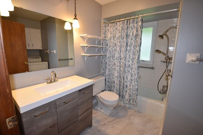 Building Photo - Single Level, Two Bedroom House in Greenfield