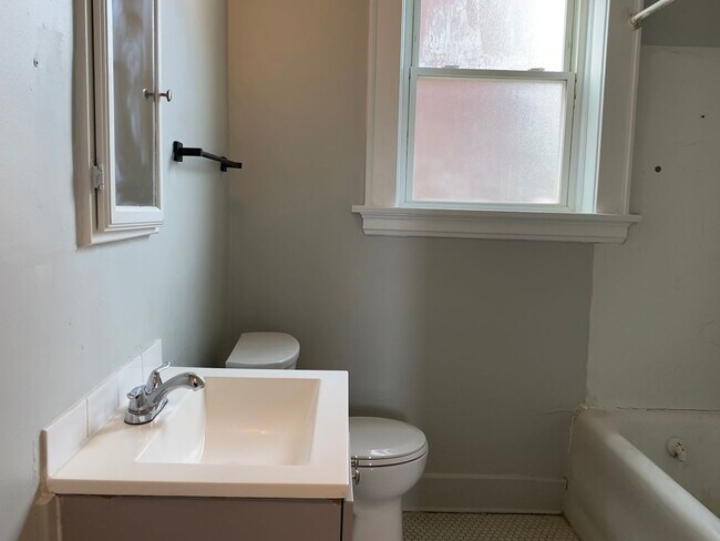 Building Photo - 4226 W 8th St