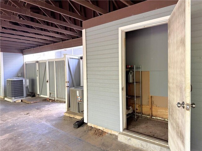 Building Photo - 5900 Grelot Rd