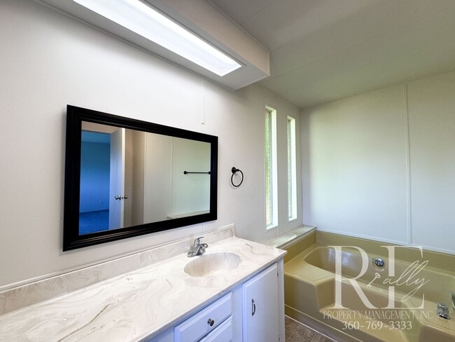Building Photo - Coastal 3-Bed Home with Stunning Puget Sou...