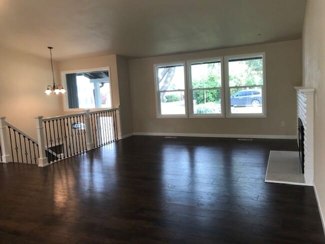 Building Photo - Beautifully remodeled 2 Story SFH 4 BD 2.5...