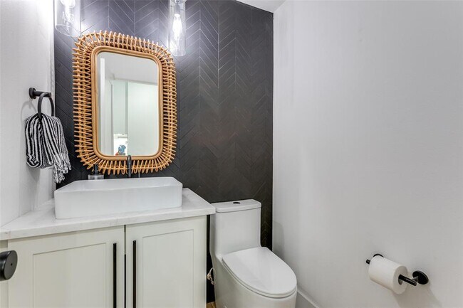 Building Photo - 2209 Fair Oaks Dr