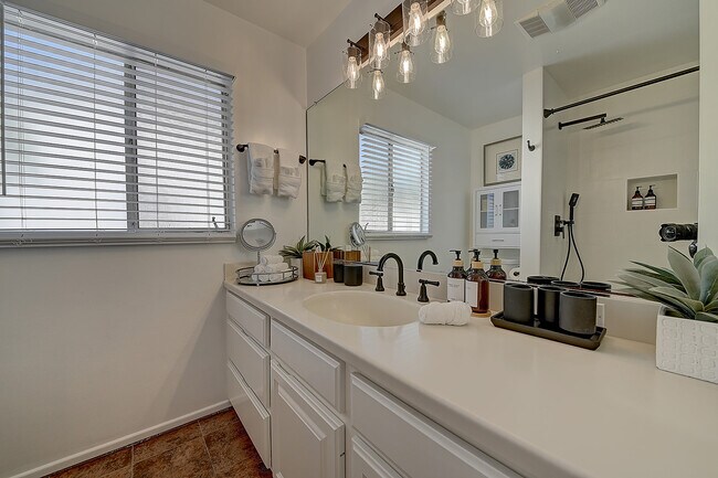 Building Photo - 444 N Shattuck Pl