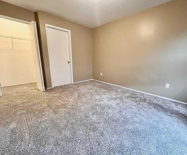 Building Photo - 15650 Stone Crossing Dr