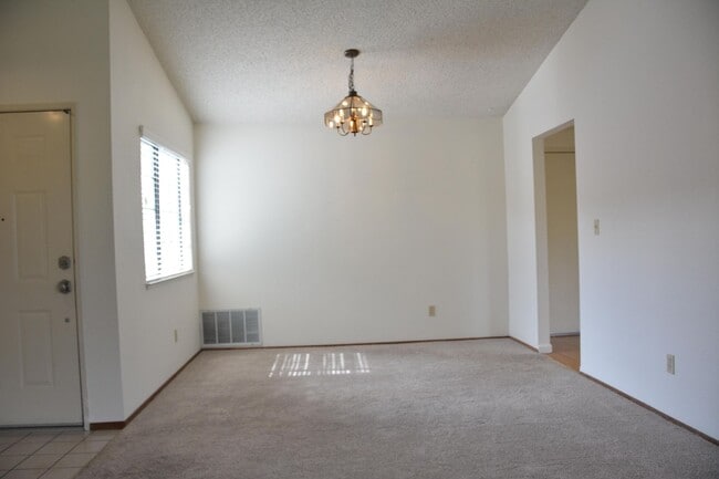 Building Photo - Hillcrest area 2 bedroom, 2 bath with 2 ca...