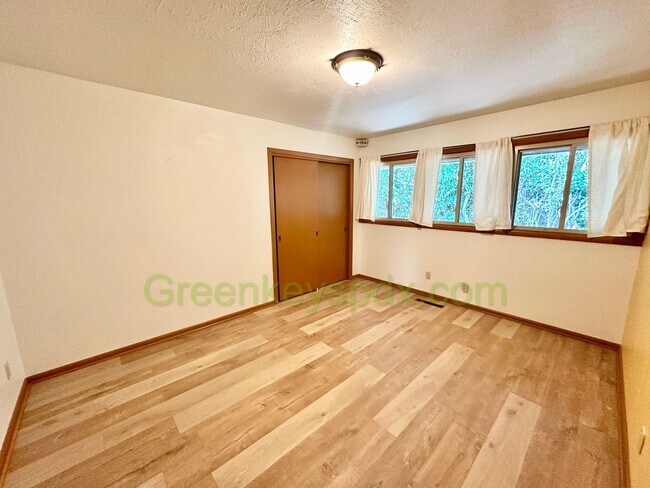 Building Photo - 3-Bedroom, 1.5-Bathroom House in Concordia...