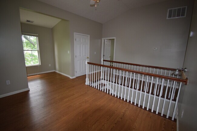 Building Photo - VIRTUAL SHOWINGS AVAILABLE - Beautifully U...