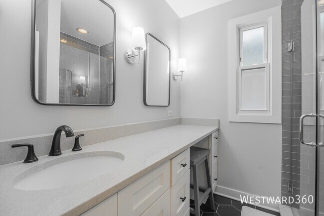 Building Photo - 2344 N Oakley Ave