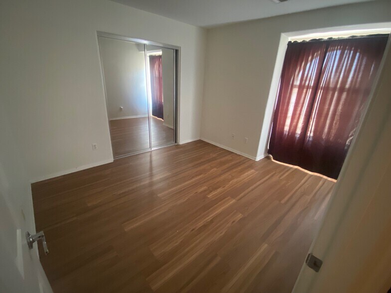 Building Photo - 3821 Ravine Ave