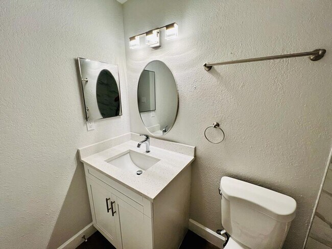 Building Photo - ? Charming 1/1 Condo in Resort-Style Community with Pool & Gym