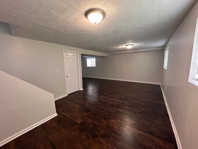 Building Photo - Beautiful 3 bed (Possibly 4 bed) with 2.5 baths Home located in Warren Township