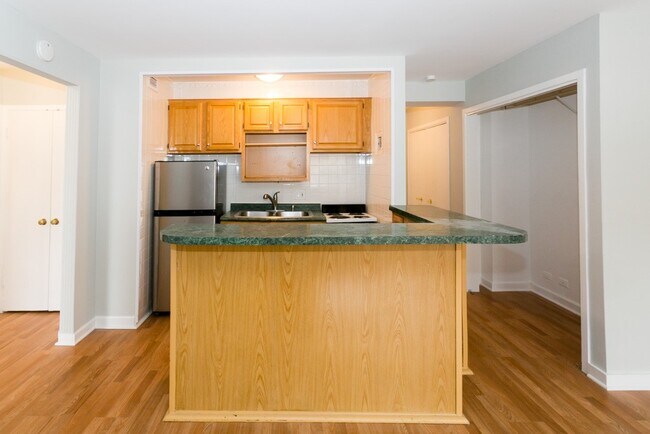 Building Photo - 448 W Wellington Ave