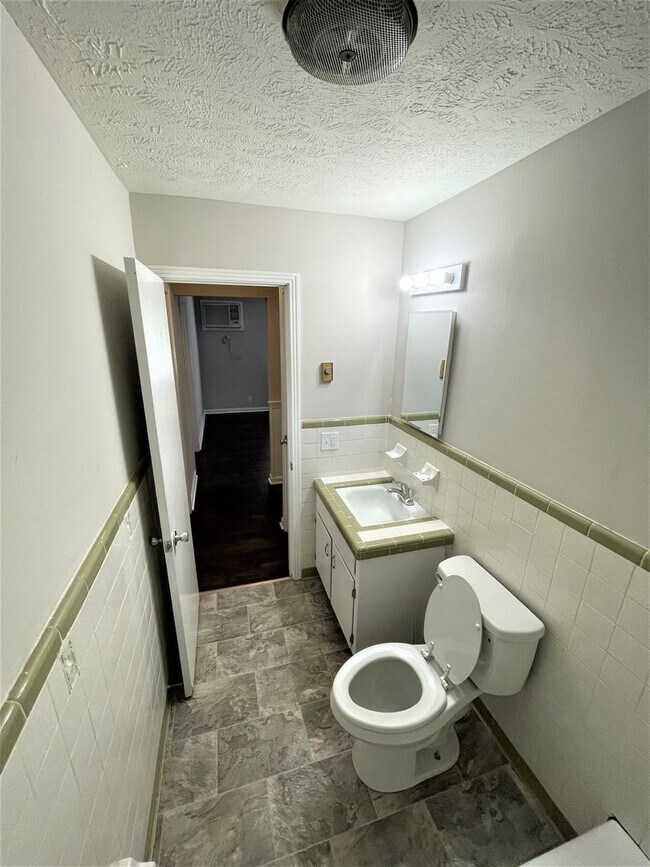 Building Photo - 408 Martha Ln