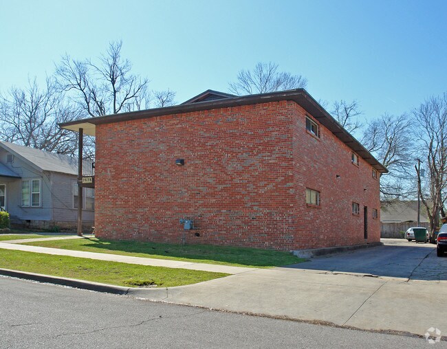 Building Photo - 2628 E 8th St
