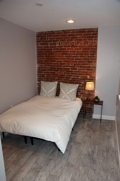 Building Photo - 323 Parkwood Ave