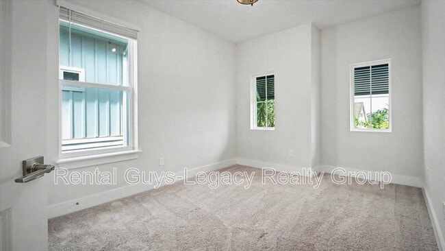 Building Photo - 409 Crestview Dr