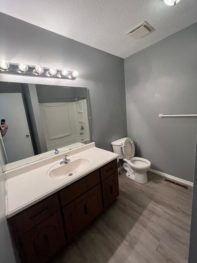 Building Photo - 3 bedroom 1.5 bath Available now!