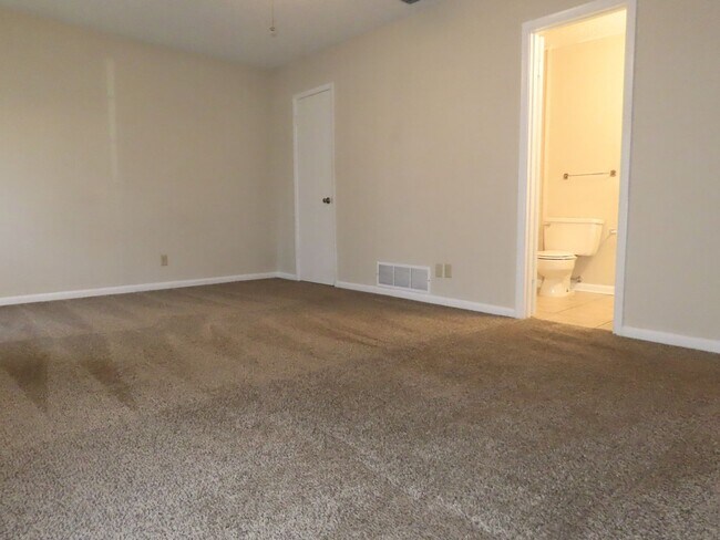 Building Photo - South Tyler! Spacious 3 Bedroom, 2 Bath Du...